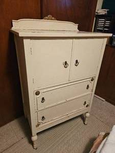lot 242 image: English Country Chic Chest of Drawers