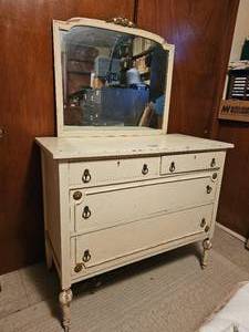 lot 243 image: English Country Chic Mirrored Vanity
