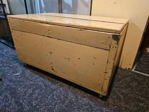 lot 247 image: Primitive Custard Tone Trunk on Casters