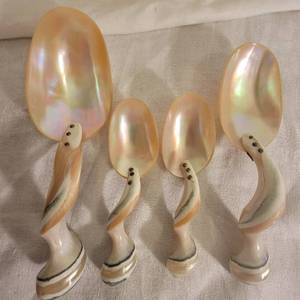 lot 194 image: Victorian Mother of Pearl Shell Serving Spoons  4
