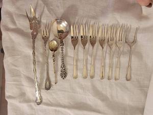 lot 198 image: Old English Sterling Silver Serving Flatware  221g