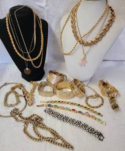 lot 185 image: Retro Goldtone Jewelry Collection