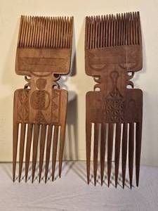 lot 38 image: Stunning African Primitive Fine Art Ghanaian Asante Carved Comb Pair