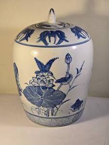 lot 333 image: Vintage Chinese Blue & White Porcelain Ginger Jar - Hummingbird