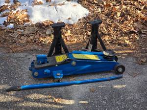 lot 324 image: Hydraulic Roller Auto Jack with Stands