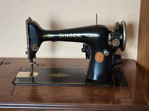 lot 219 image: Vintage 1931 Singer Class 66 Sewing Machine - AD306252 - Mounted in Carved Wood Sewing Table