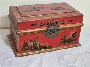 lot 317 image: Gorgeous Antique Handpainted Chinoisiere Jewelry Box