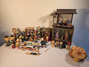 lot 48 image: Incredible Vintage Japanese Handmade  Handpainted Kokeshi Doll Collection - (Approx. 38)