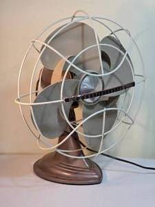 lot 308 image: Vintage Metal Westinghouse Electric Desk Fan