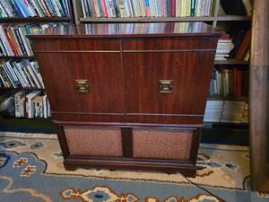 lot 343 image: Stylish Mid-Century Modern Stereo Cabinet