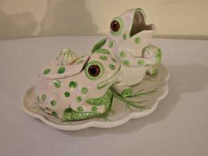 lot 337 image: Adorable Vintage Ceramic Frog Tea Creamer & Sugar