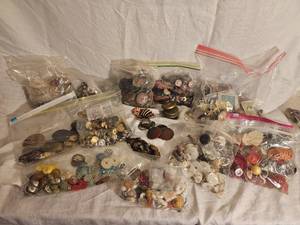 lot 350 image: Antique Collection of Buttons includes Bone, Horn, Bakelite Pieces