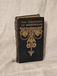 lot 260 image: Antique Leatherbound Shakespeare Anthology - Shakespeares Tragedies - 1927