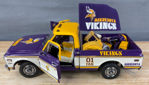 lot 31 image: Minnesota Vikings NFL Football Tailgaters 1972 Chevrolet Cheyenne Diecast Pickup Truck K