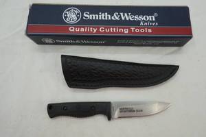 lot 39 image: Smith & Wesson knife