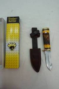 lot 123 image: Timber Rattler cutlery, fixed blade knife with gut hook