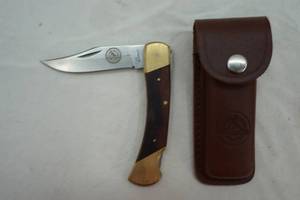 lot 178 image: Buckmasters Camco pocket knife and sheath