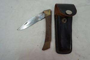 lot 180 image: Vintage 9 pocket knife and sheath