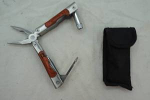 lot 184 image: Galabieh multi tool with light