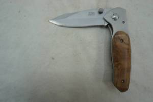 lot 185 image: 4 stainless blade folding knife