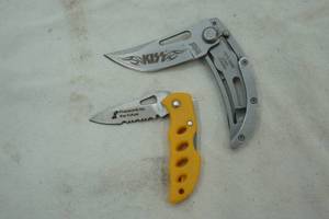 lot 218 image: 2 Kiss 1973-2009 Living Legends folding knife & 2 Pheasants for the Future folding knife