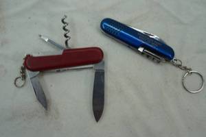 lot 220 image: 2ct 3 pocket knifemulti tool. Swiss Army