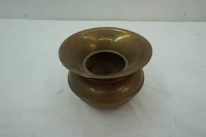 lot 253 image: brass spittoon 4.5 tall