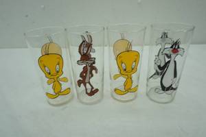 lot 269 image: 4ct Looney Toons Glasses
