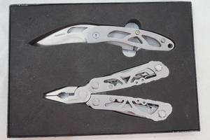 lot 26 image: Folding Husky knife with 4 blade and multiplier