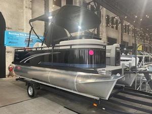 lot 4 image: 2024 Qwest 818 XRE Cruise 18 Pontoon with 70 hp Suzuki Motor