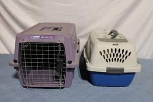 lot 9 image: Set of 2 Kennel Cab Pet Carriers - Purple and Blue Variants