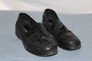 lot 13 image: Giorgio Brutini Black Loafers with Tassel Detail - Size 10M