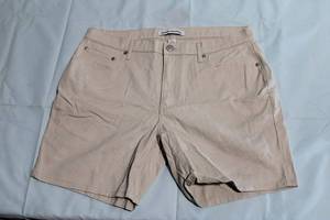 lot 94 image: Amazon Essentials Mens Khaki Shorts Size 34