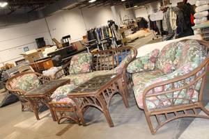 lot 123 image: Vintage Floral Rattan Patio Furniture Set - 6 Pieces