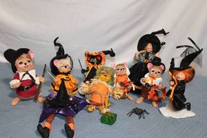 lot 130 image: Set of 8 Halloween Themed Mouse Figurines