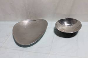lot 147 image: Set of 2 Modern Stainless Steel Decorative Bowls