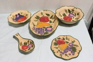 lot 149 image: Home Trends Ceramic Fruit Pattern Dish Set