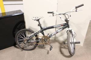 lot 167 image: Used BMX Thruster Chaos Stunt Bike with Skull Design
