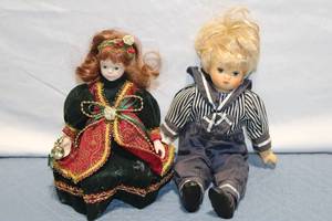 lot 225 image: Set of 2 Vintage Porcelain Dolls with Period Costumes