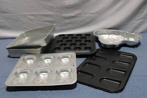 lot 243 image: Set of 10 Assorted Baking Pans and Molds