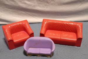lot 417 image: Set of 3 Childrens Plastic Dollhouse Furniture Pieces