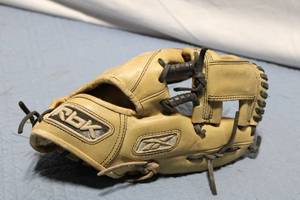 lot 435 image: Reebok VR Pro 100 Leather Baseball Glove