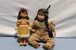 lot 437 image: Set of 2 Native American Style Dolls in Traditional Costumes