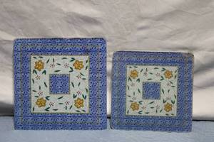 lot 439 image: Set of 2 Decorative Square Glass Plates with Floral Design