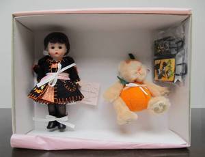 lot 27 image: Brand New in Box MADAME ALEXANDER No 38590 Doll Playset Halloween Treats