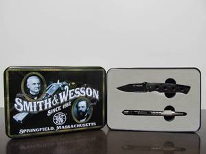 lot 53 image: Unused SMITH & WESSON ExtremeOps Knife Set wCase