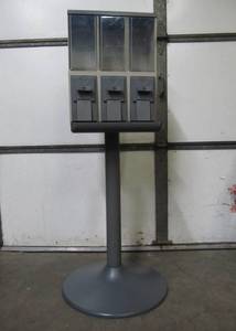 lot 77 image: Fully Functional 3-Section Candy 25 Cent Vending Machine wKey #1