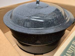 lot 204 image: Large Brand New in Box Granite Ware Pot wLid