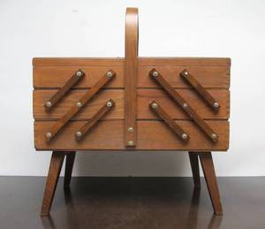 lot 141 image: Nice Vintage Mid Century Dovetailed Wood Expandable 3-Tiered Sewing Box