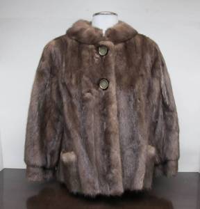 lot 155 image: Very Nice Vintage Genuine Fur Coat from Rosen Engelson in Saint Paul